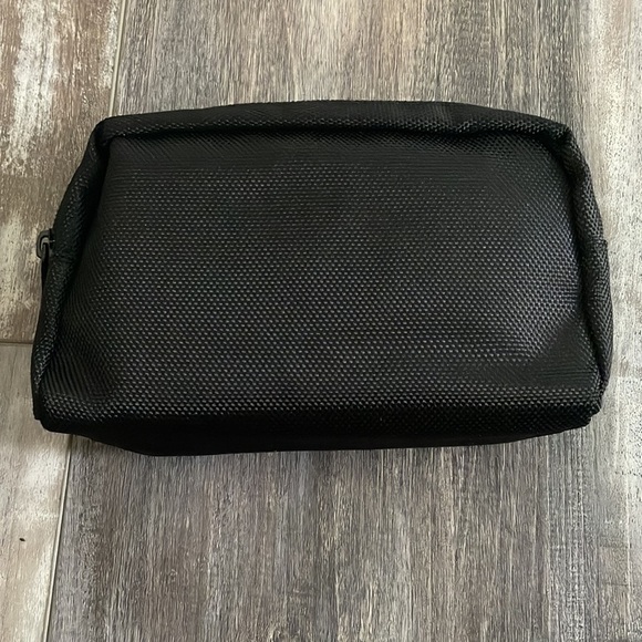 Tumi for Delta Black Travel Case - Picture 2 of 4